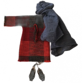 Männerkleid aus rot-grauem Gewebestoff mit Turban